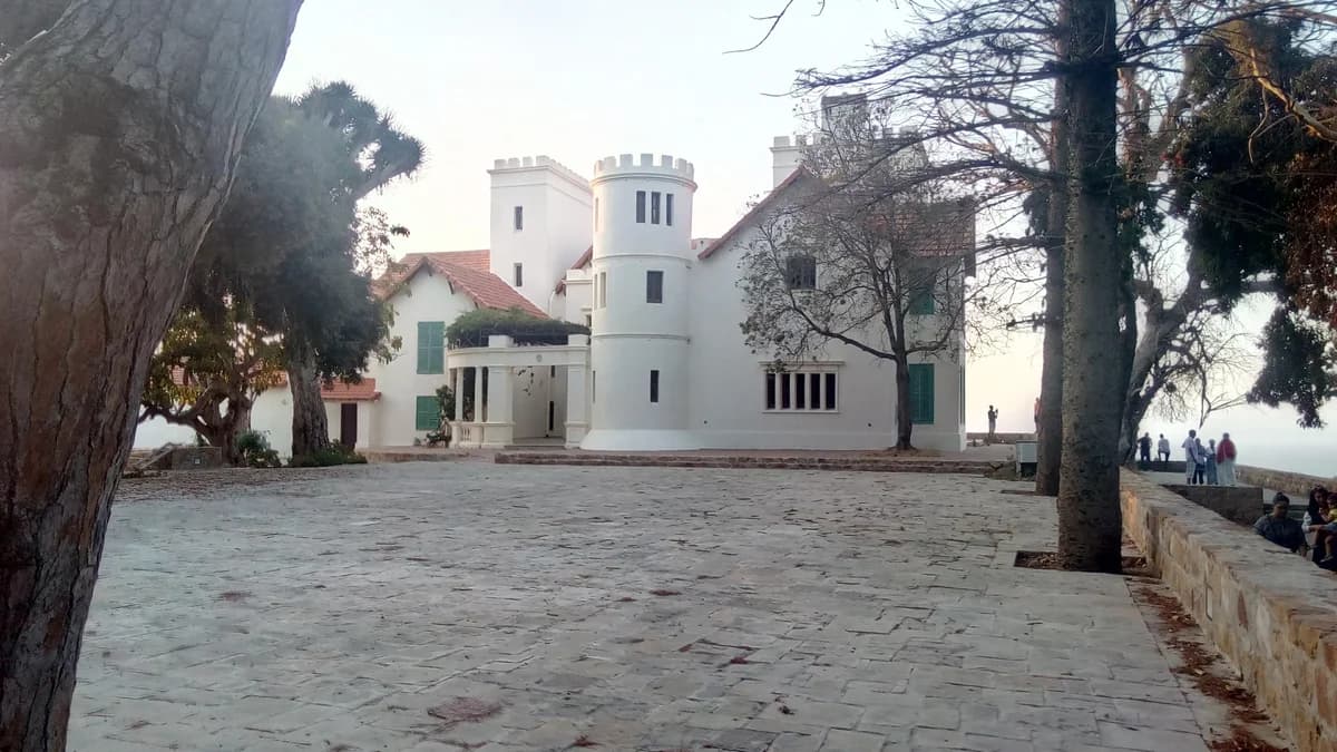 Vue d'ensemble de la façade du Palais Perdicaris dans le Parc Rmilat