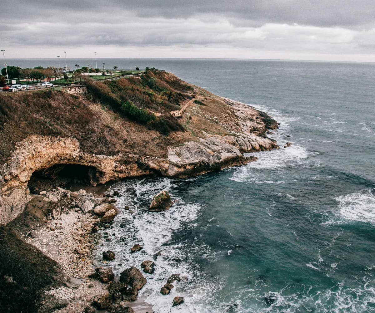 Cuevas de Hércules: entre leyenda, océano y experiencias locales