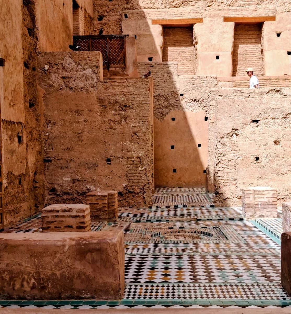 Vestigios de los muros de tapial y estanque del Palacio El Badi en Marrakech