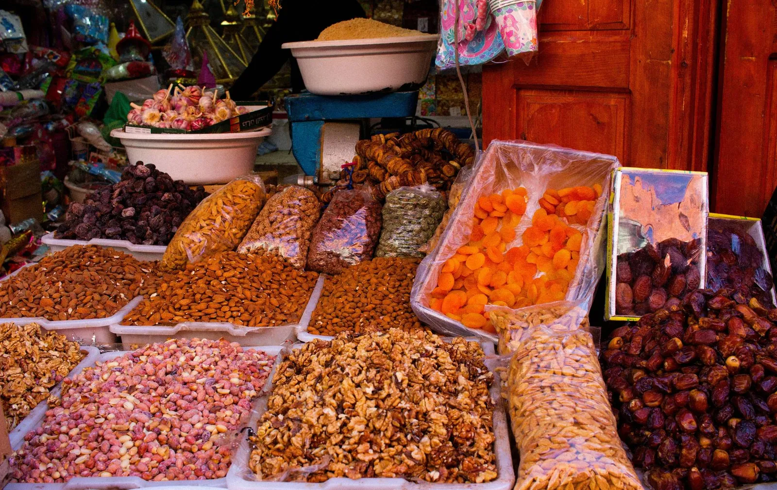 Puesto de frutos secos, dátiles y almendras
