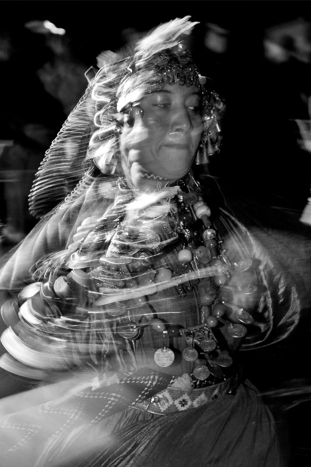 Bailarina con traje y joyas tradicionales amazighs durante una velada musical