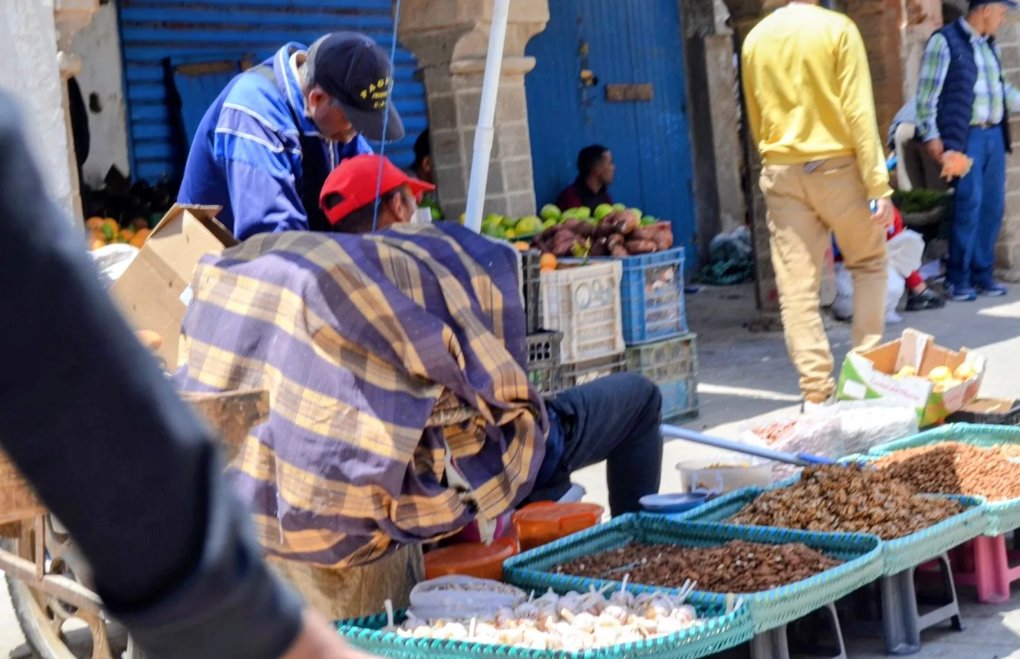 Étals d'amandes, d'ail et de fruits sur un marché de la médina d'Essaouira