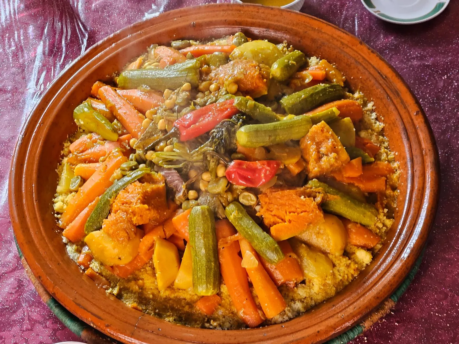 Cuscús de siete verduras servido en una fuente de barro