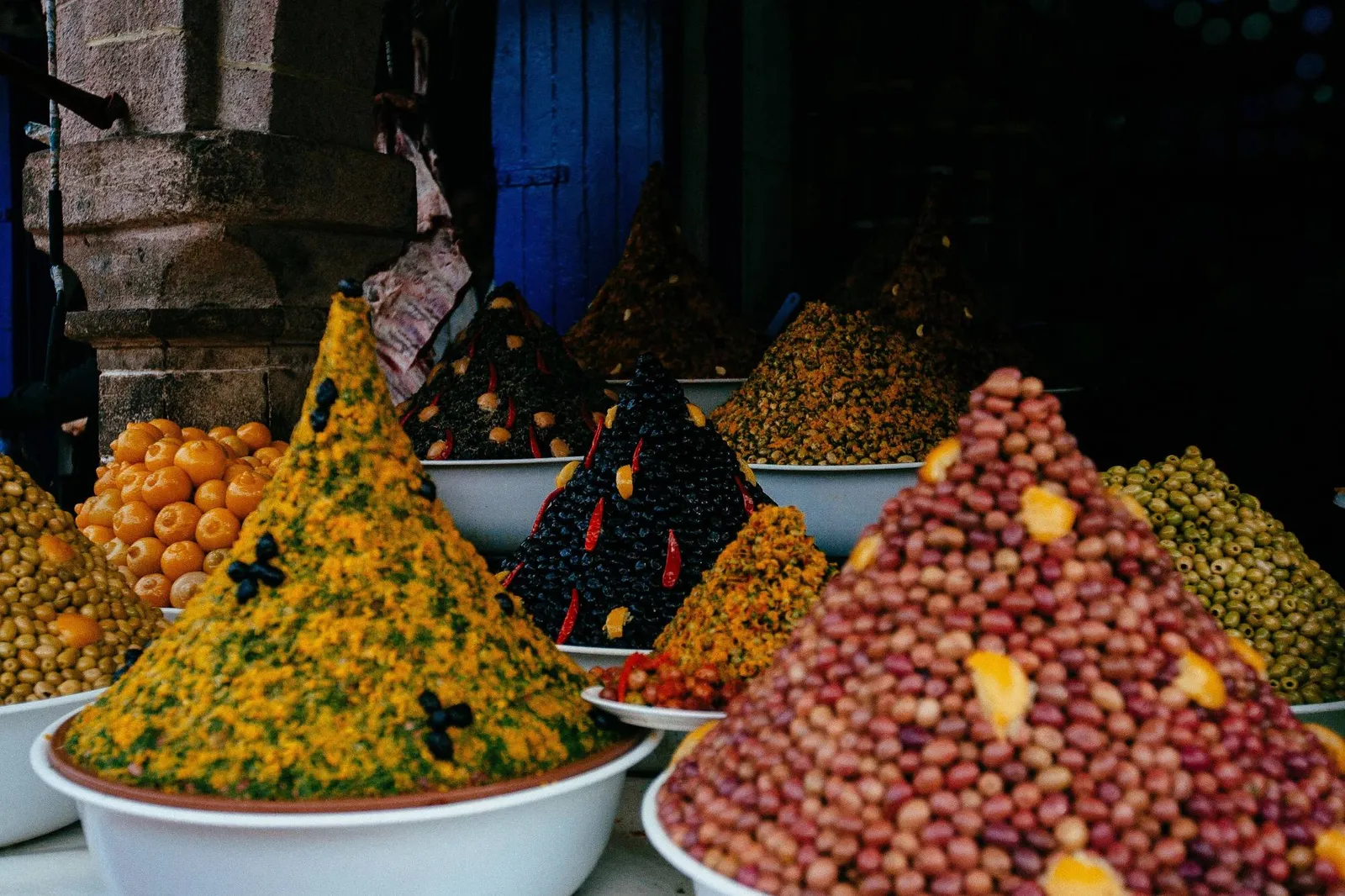 Olives en pyramides sur un étal de marché