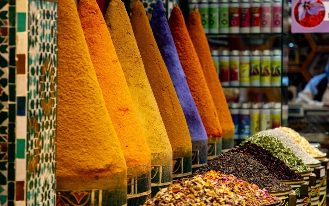 Pirámides de especias de colores en un zoco