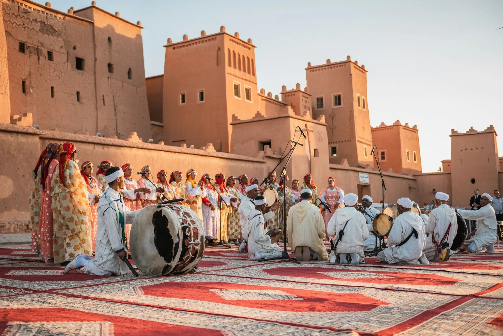 Musique et chants traditionnels devant une kasbah en terre de la région de Ouarzazate