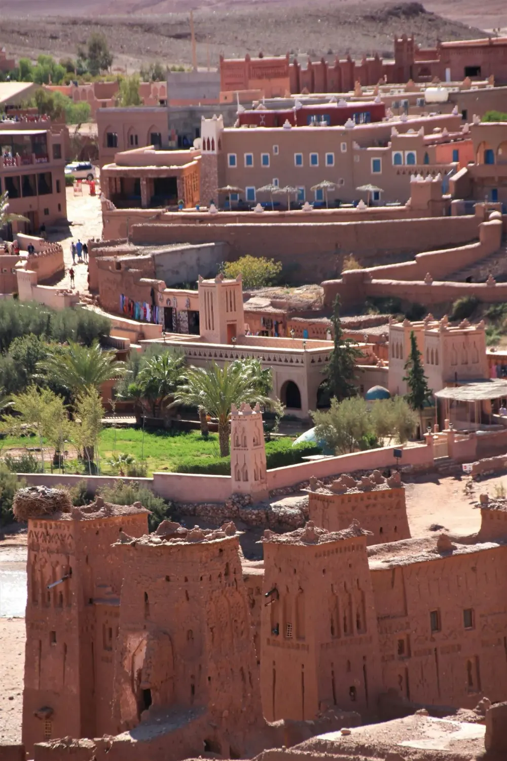 Tours en terre du ksar d'Aït Ben Haddou et maisons du village vues d'en haut