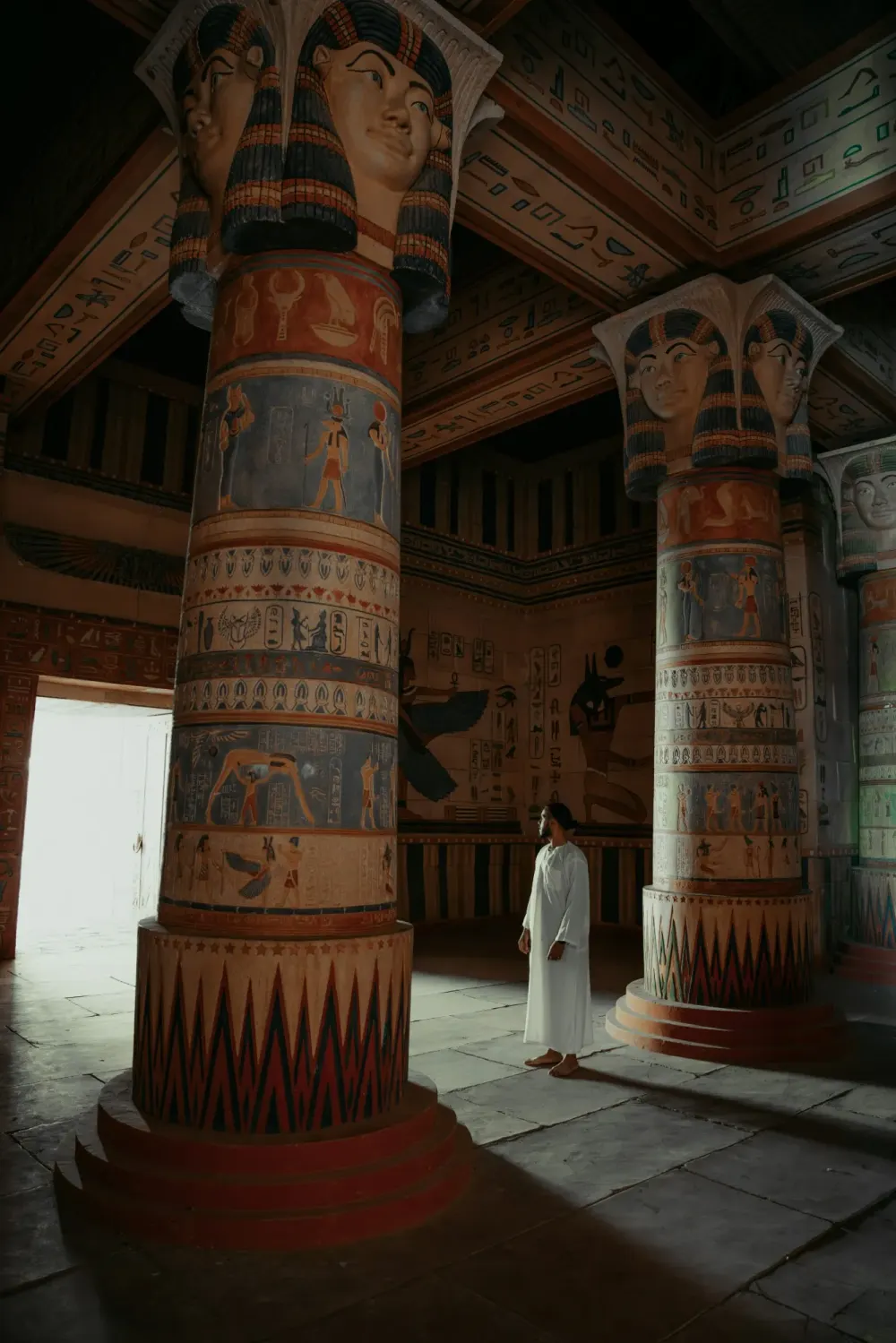 Intérieur d'un décor de temple égyptien aux colonnes peintes et hiéroglyphes, Studios Atlas de Ouarzazate