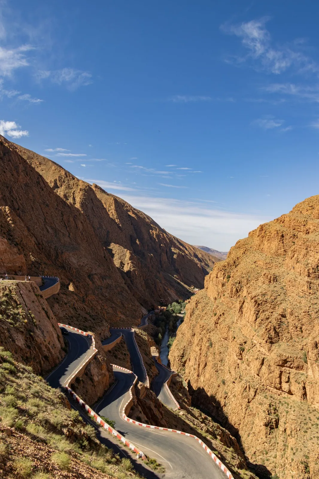 Carretera en zigzag en las gargantas del Dadès entre altos acantilados ocres