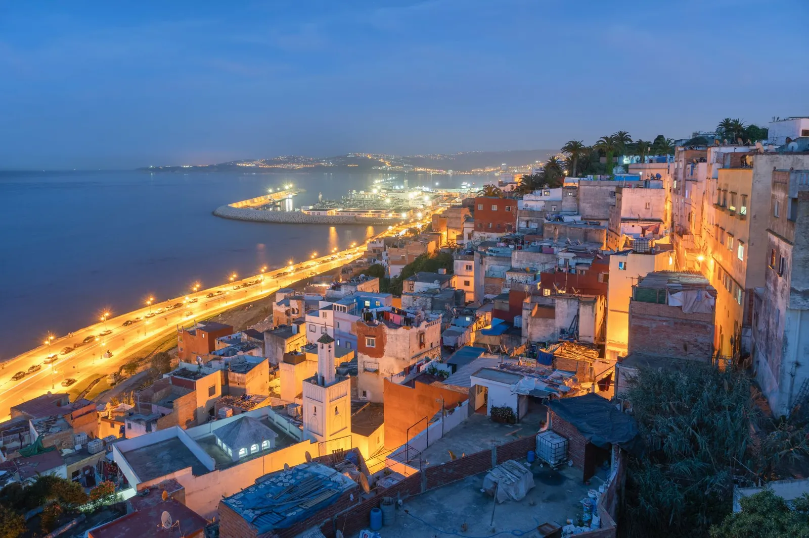 Vue nocturne de Tanger : la corniche illuminée, le port et les toits de la ville