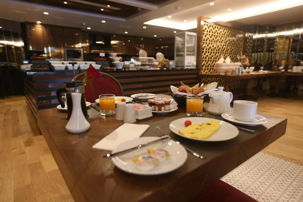 Breakfast — Suite Hôtel Casa Diamond