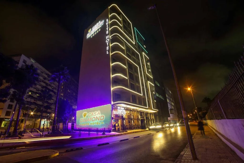 Facade at night — Suite Hôtel Casa Diamond