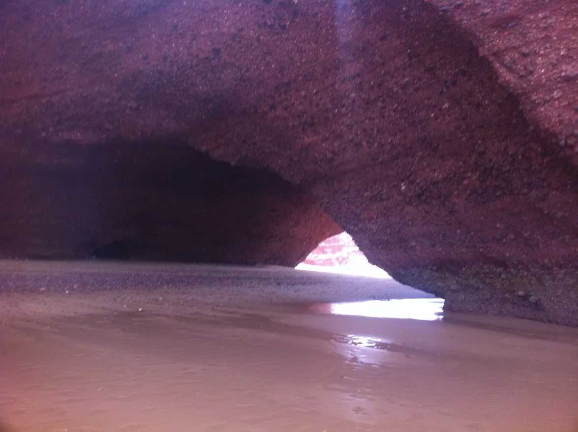 Intérieur d'une arche de la plage de Legzira, ouverture sur la lumière