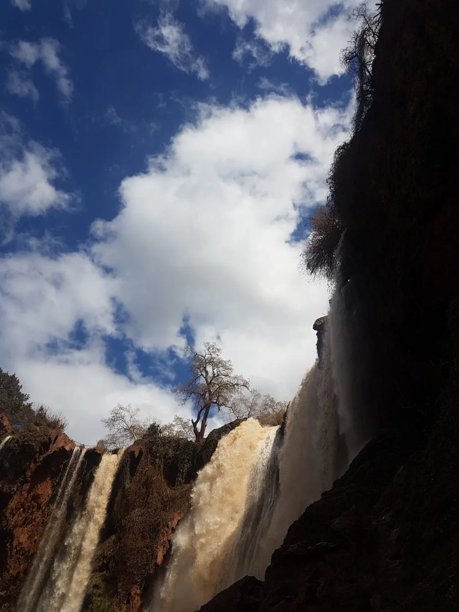 Vue spectaculaire des Cascades d’Ouzoud au Maroc avec les chutes d’eau, falaises naturelles et paysages du Moyen Atlas